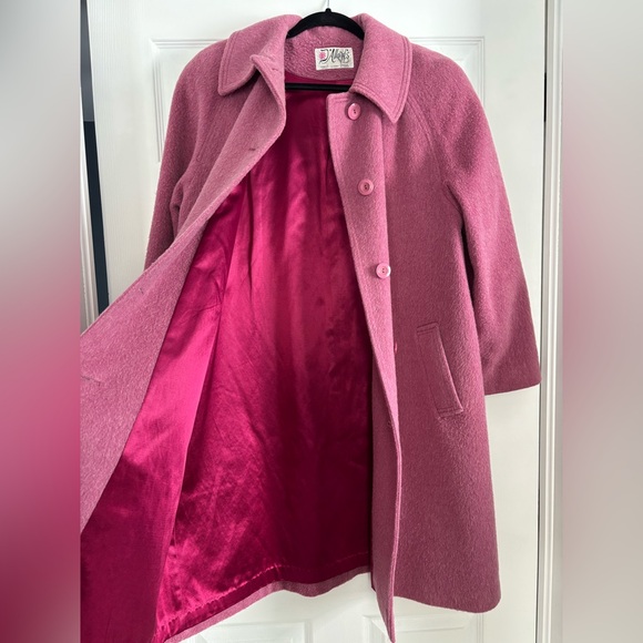 Vintage D’Allaird’s wool coat, dusty pink with magenta lining. Made in Canada. - Picture 4 of 10